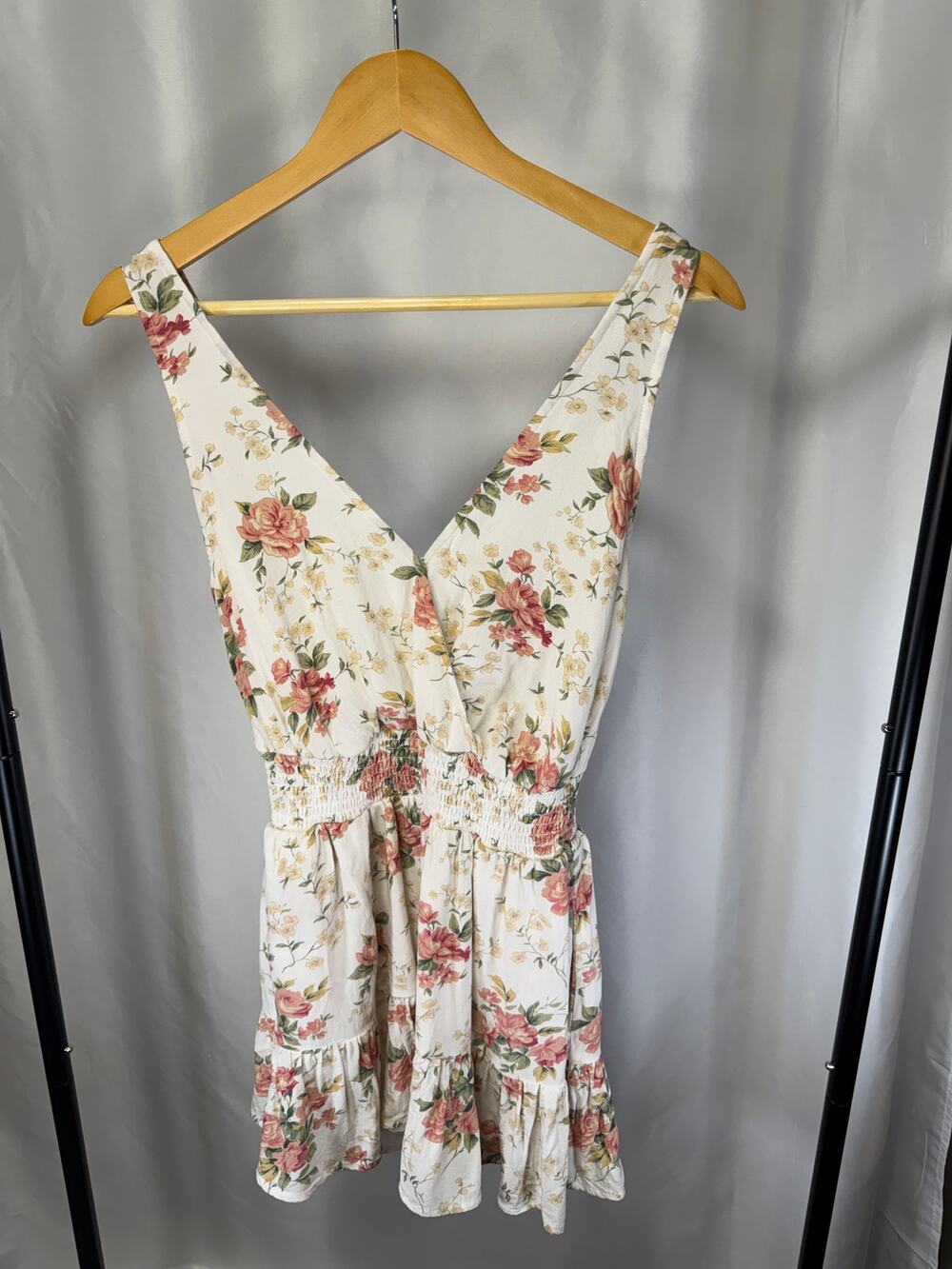 American Eagle Floral Romper Womens M Ivory Pink Rose Smocked Waist V Neck